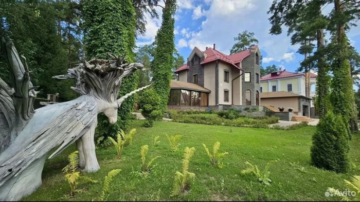 В Барнауле продают "дом мечты за полцены" с единорогом и ванной комнатой кровавых оттенков