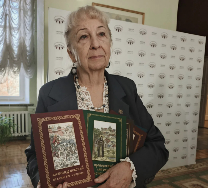 Графика Людмилы Юга объединила историю и подвиг поколений