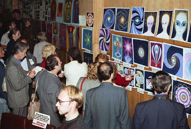 «Тараканы-убийцы: новые разработки подмосковного отделения ЦРУ» Самая безумная газета 90-х писала о бесах и НЛО. Кто ее создал?