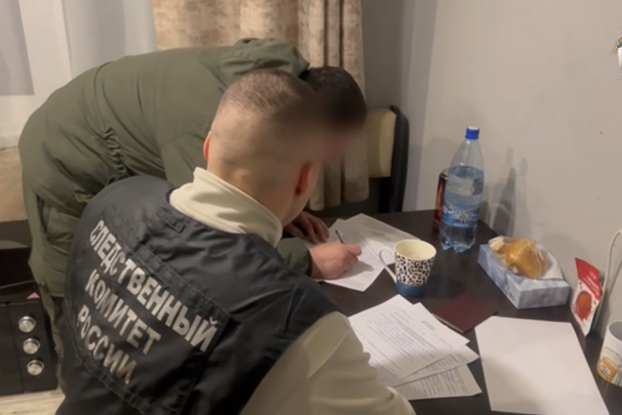 В клетку, а потом в кишлак: мигрант, угрожавший врачу расправой из-за неуважения к его жене, уехал колонию
