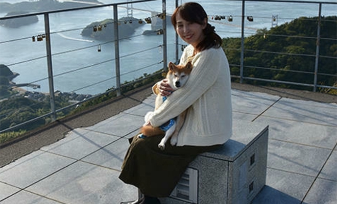 8 лет назад японка просто сфотографировала свою собаку. Как случайный снимок стал главным мемом десятилетия