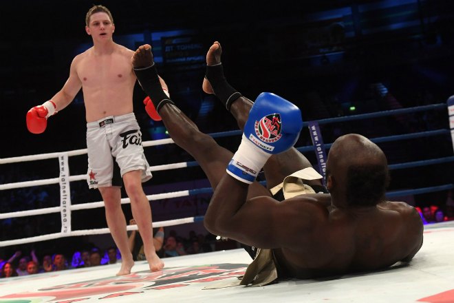 19-летний русский боксер отправил именитого черного Халка в нокаут