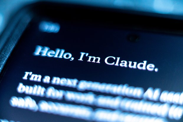 «Мы приближаемся к порогу» Писатели и философы помогли ИИ обрушить рынок акций на сотни миллиардов долларов. Как это произошло?