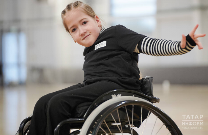 «Она может стать звездой в танцах на колясках»: история девочки-инвалида из Лисичанска