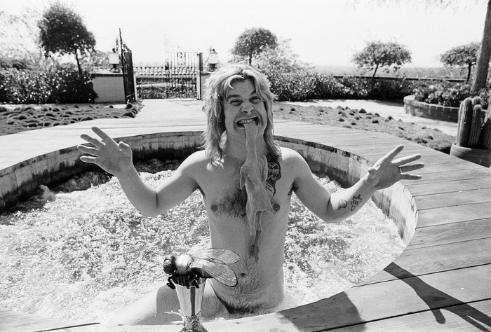 «Труп хлопал крыльями, всех тошнило» 45 лет назад Оззи Осборн откусил голову голубю и шокировал весь мир. Что это было?