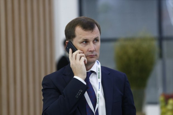 Поместье с вертолётной площадкой, теннисными кортами, церковью... Опять чинуша оказался миллиардером