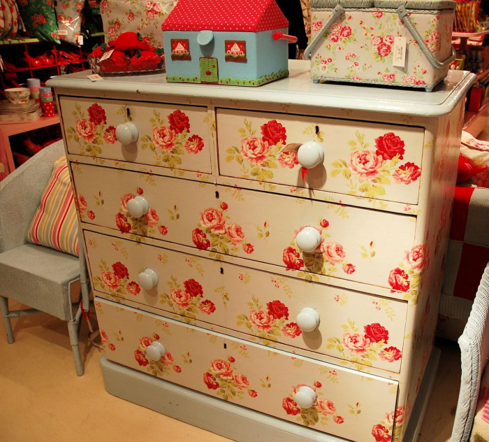 Декупаж мебели своими руками: виды техники и подбор идей для реставрации (26 фото)