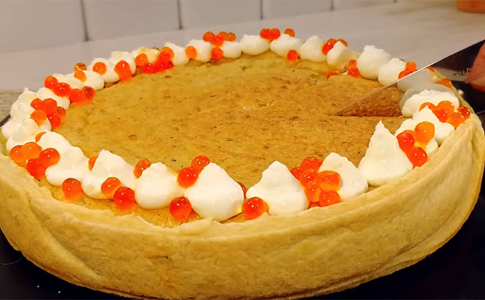 Смешали консервы с творожным сыром и ленивый рыбный пирог готов