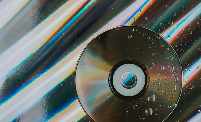 Зачем дальнобойщики вешали CD-диски на лобовое стекло