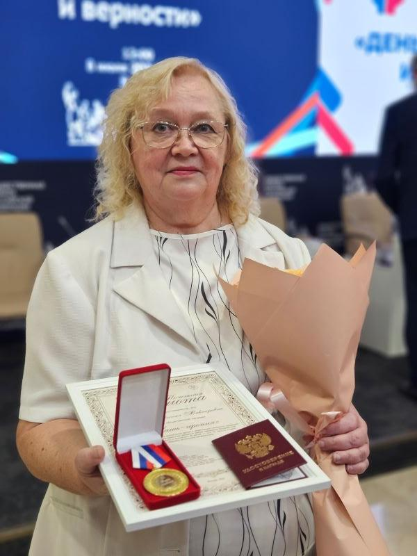 Многодетные мамы Москвы получили награду «Мать-героиня» — на пятерых у них 88 детей