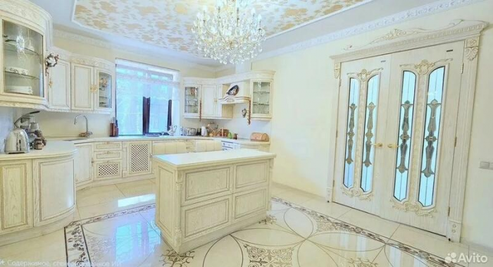 В Барнауле продают "дом мечты за полцены" с единорогом и ванной комнатой кровавых оттенков
