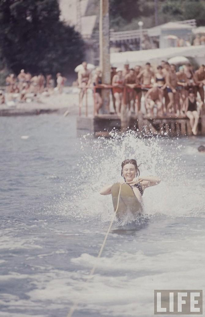 Фотограф показал кадры, незаметно сделанные на черноморском пляже в 1967 году. Как отдыхали в СССР