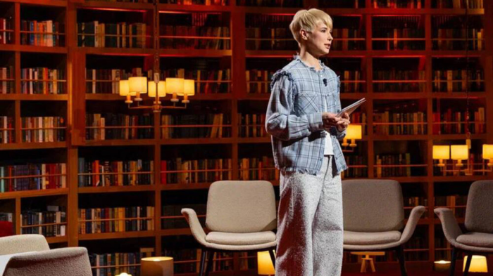 «Я месяц лежала и смотрела в стену»: Зоя Яровицына в книге «Лифт» рассказала о цене успеха и пути из выгорания