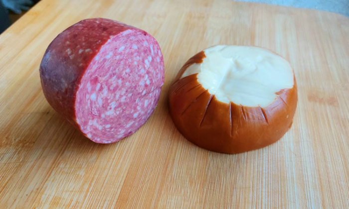 Взяли ингредиенты как на бутерброд и сделали полноценый салат. Выручает когда гости на пришли внезапно