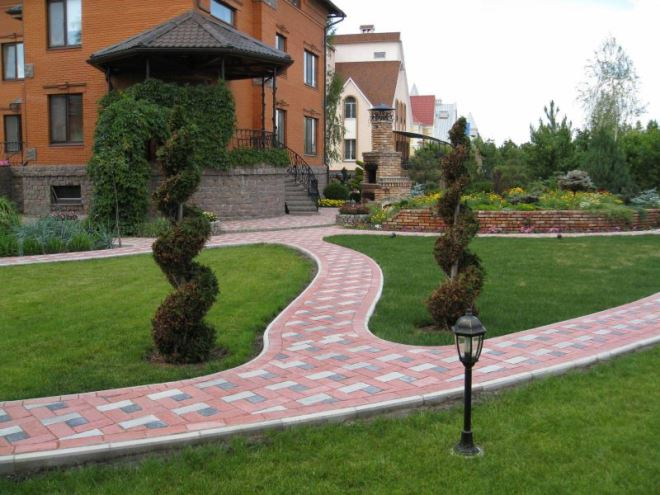 Дизайн двора частного дома: правила создания гармоничного пространства в разных стилях (124 фото)