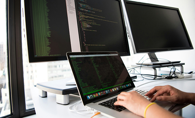 В Росии появились няни для программистов. Девушки обещают следить за их сном, едой и режимом дня