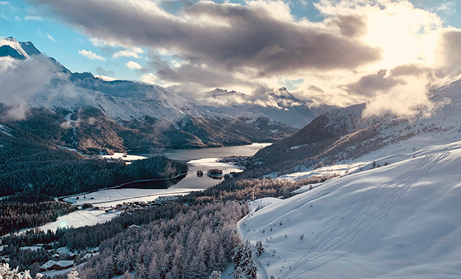 Аэропорт для бизнес-джетов в Санкт-Моритце. Пробка от количества самолетов на видео