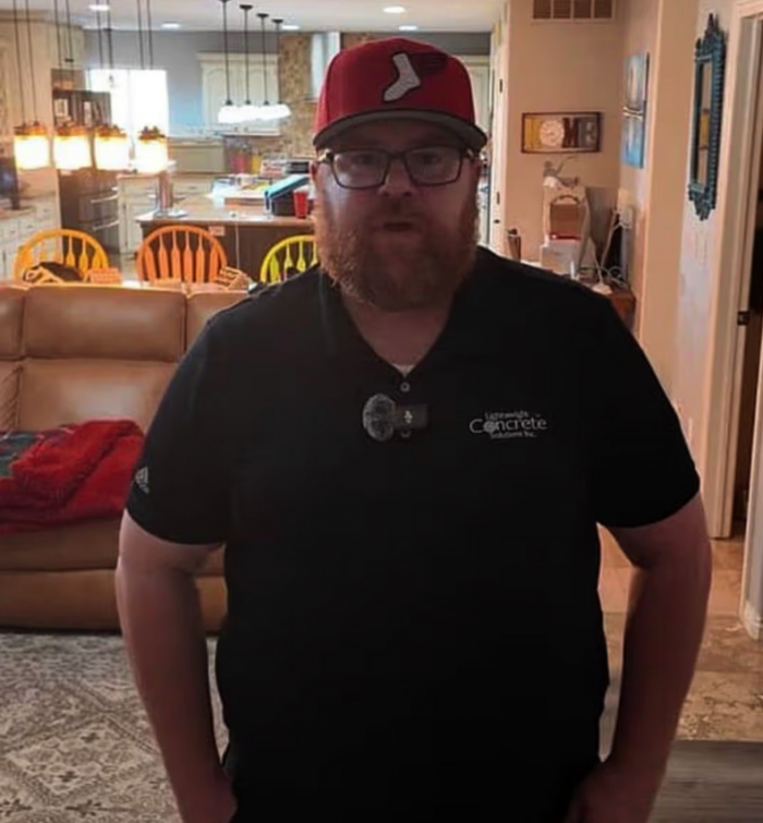 49-летний мужчина заперся в комнате на год и ведет прямую трансляцию эксперимента