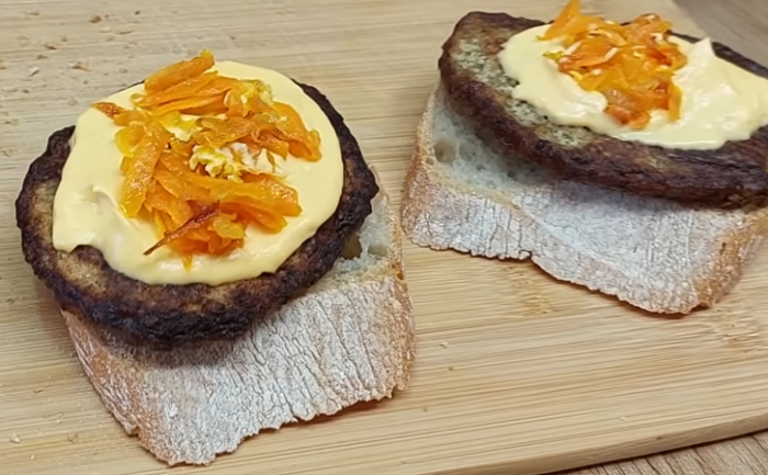 За этими бутербродами раньше очереди стояли. В основе нежнейшая котлета из печени