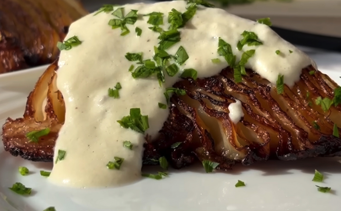 Жарим капусту стейками: под нежным соусом разлетается быстрее мяса