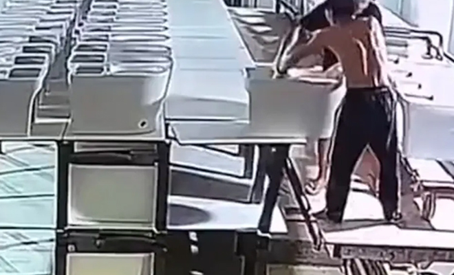 Грузчик года: неуклюжий парень одним движением обнулил результаты работы завода