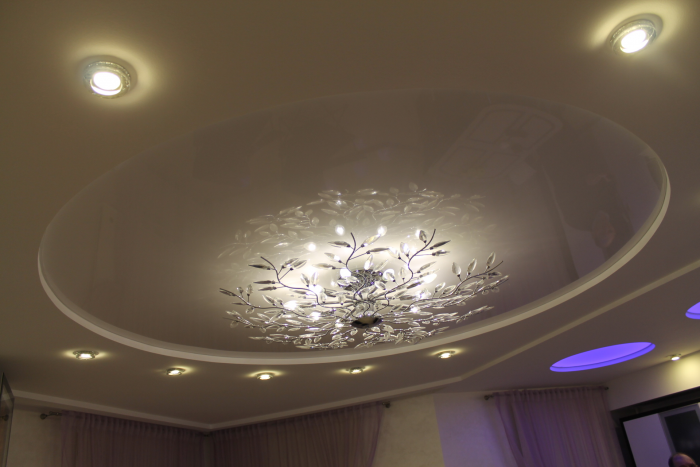 Как выбрать люстру для натяжного потолка в зал и другие комнаты (67 фото)