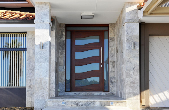 Выбираем идеальную входную дверь для домашнего интерьера (22 фото)