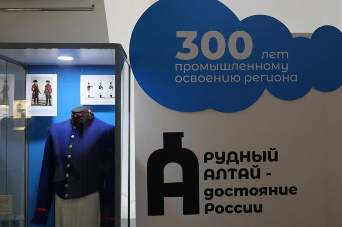 От шахтерского снаряжения до уральской мозаики. В Барнауле открыли выставку "Рудный Алтай"