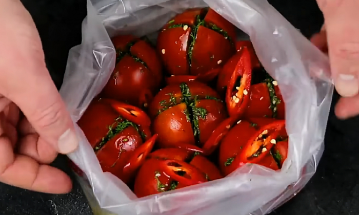 Быстрые маринованные помидоры в пакете: сочная закуска с чесноком и зеленью за 3 часа