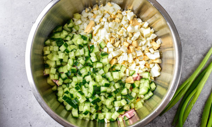 Знакомая окрошка заиграет новым вкусом, если приготовить её по-узбекски