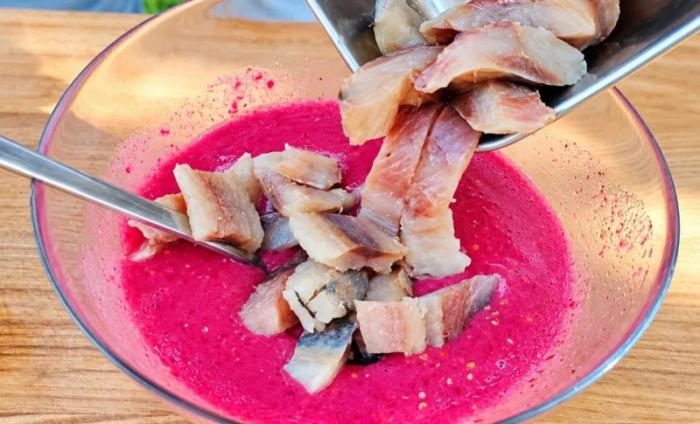 Вместо обычной селедки с луком и уксусом: готовлю пикантную закуску «Ядрёный хрен» с горчицей за один час