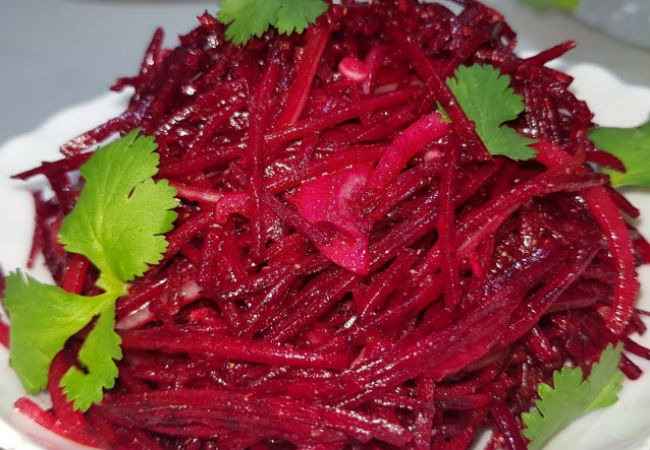 Свекла по-корейски: смешали свеклу с луком и закуска на столе