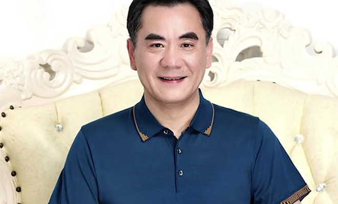 Мужчина помог с учебой незнакомой бедной девочке. Он еще не знал, что через 12 лет поступок спасет ему жизнь