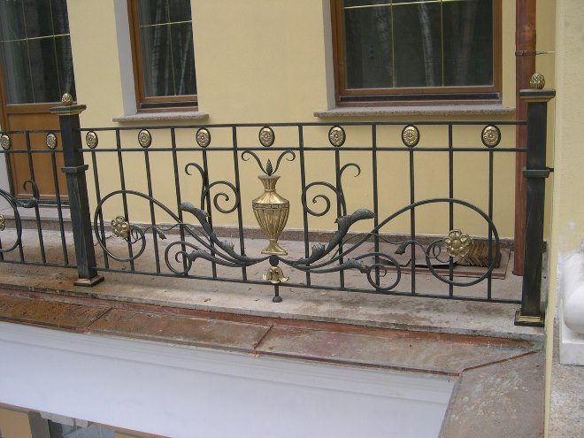 Кованые заборы: разновидности, преимущества и уход (102 фото)