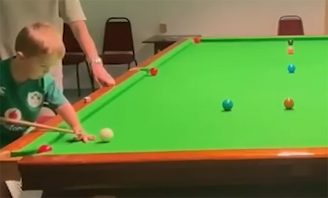 Двухлетний гений стал чемпионом мира по бильярду. Играет лучше чем ходит