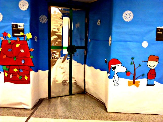 Самые популярные и необычные украшения дверей на Новый год (63 фото)