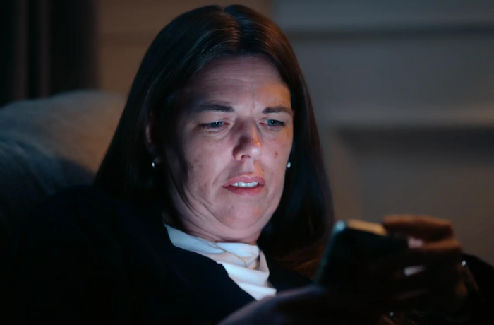 Мать два года отравляла жизнь дочери-подростка анонимными сообщениями с угрозами: почему она это делала