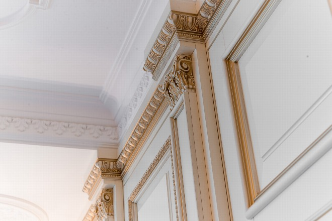 Дизайн потолочных плинтусов в интерьере: фото, как выбрать лучший вариант для интерьера (67 фото)