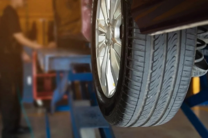 Автоэксперт Ломанов рассказал, когда стоит менять резину