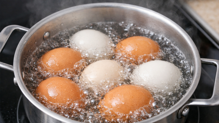 Пасха без химии: как покрасить яйца капустой, чаем и создать необычный декор