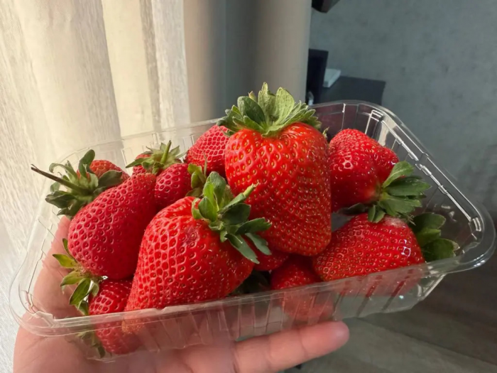 Клубника размером с кулак: высыпьте всего лишь 1 пакетик из шкафа на грядку в этом месяце — есть у каждой хозяйки