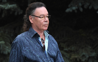 «Хлеб дорогой, на картошке можно посидеть»: Михаил Муромов купался в деньгах, а сейчас выживает на крохотную пенсию