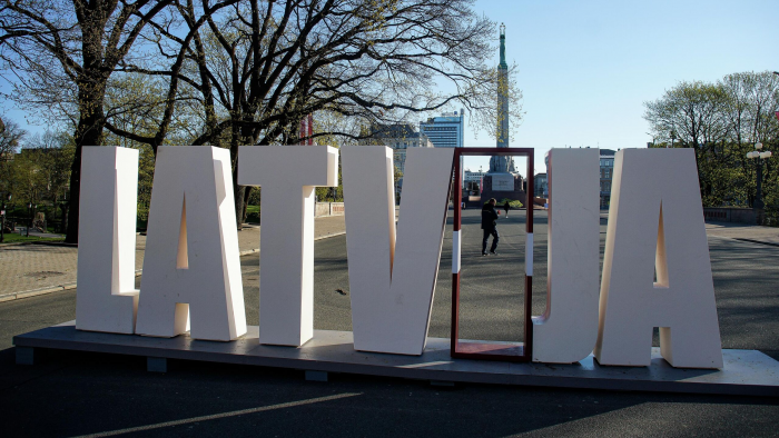 "Плоды стараний всех этих подсвинков": латыши хотят вернуть все как было