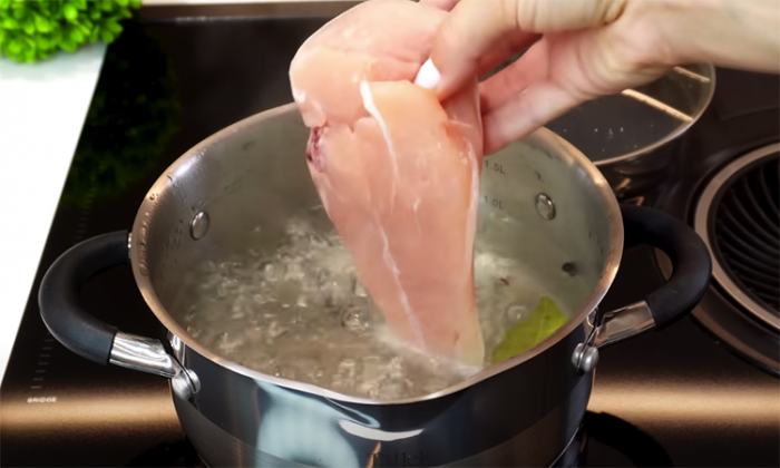 Свежая идея для салата на новогоднем столе. Куриная грудка, сыр и немного ананаса