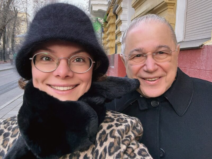 «Её как будто не существует»: почему старшая дочь Евгения Петросяна, Викторина, оказалась отцом «вычеркнута» из жизни?