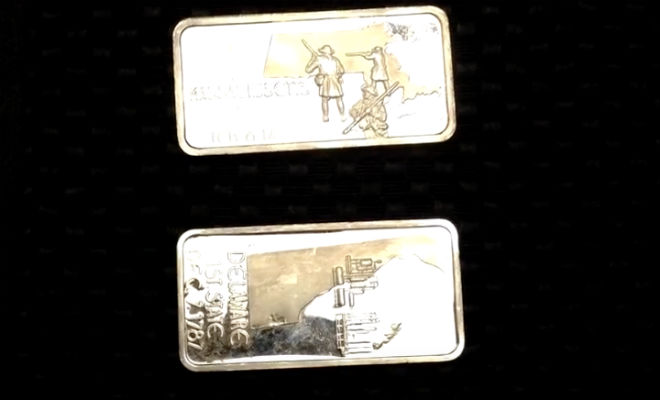 Люк посреди комнаты не замечали годами: за половиком много лет лежат клад