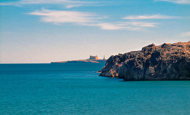 Посреди Средиземного моря есть остров, который живет иначе чем мир вокруг. Здесь связи, дорог и даже туристов