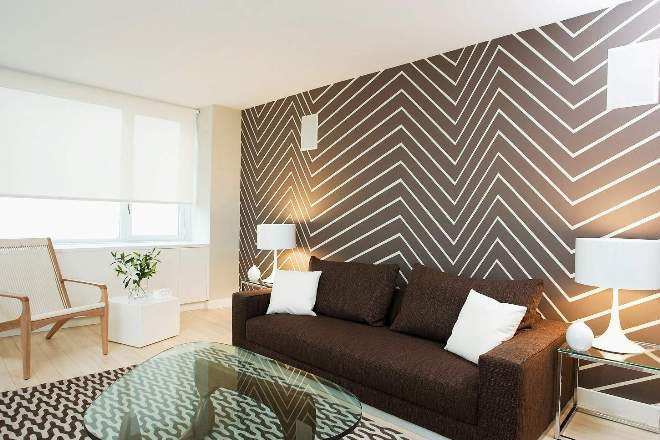Обои в полоску: как создать нестандартный дизайн комнаты с помощью простых линий (104 фото)