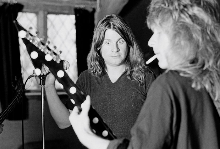 «Труп хлопал крыльями, всех тошнило» 45 лет назад Оззи Осборн откусил голову голубю и шокировал весь мир. Что это было?