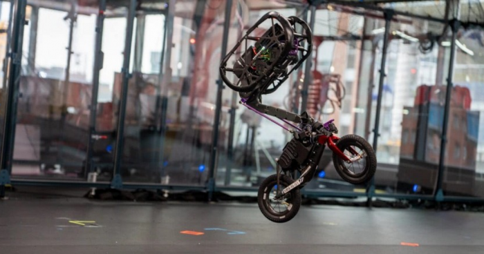 Робот‑беговел выполнил сальто и прыжком встал на колёса